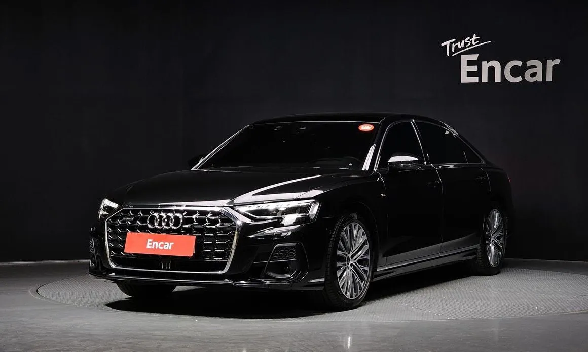 Audi A8 — фото 1