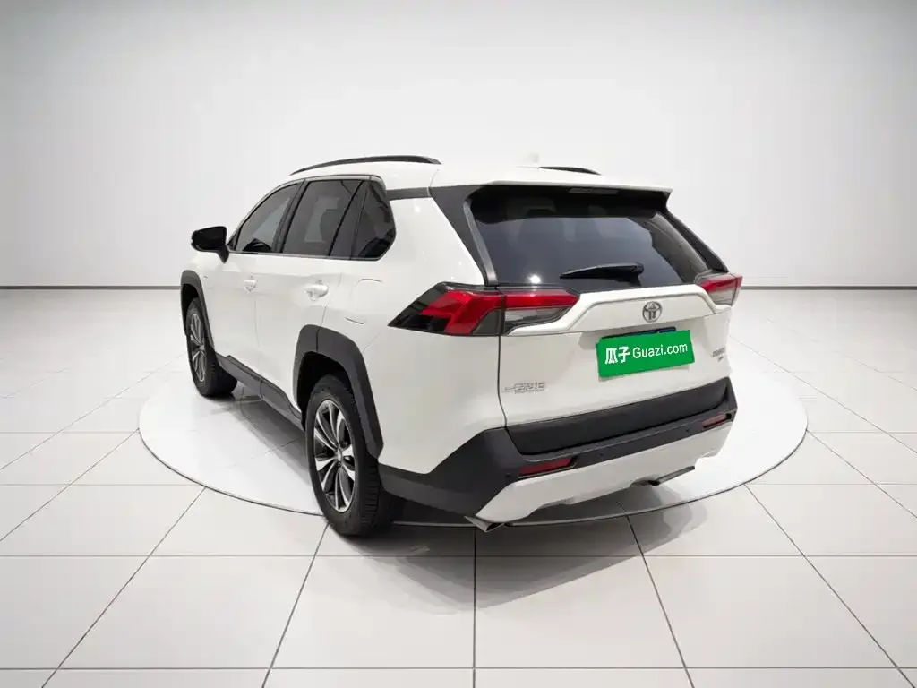 Toyota RAV4 — фото 7