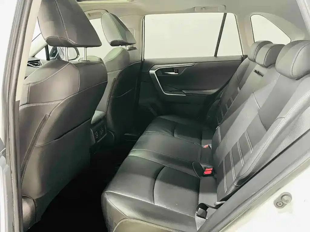 Toyota RAV4 — фото 10