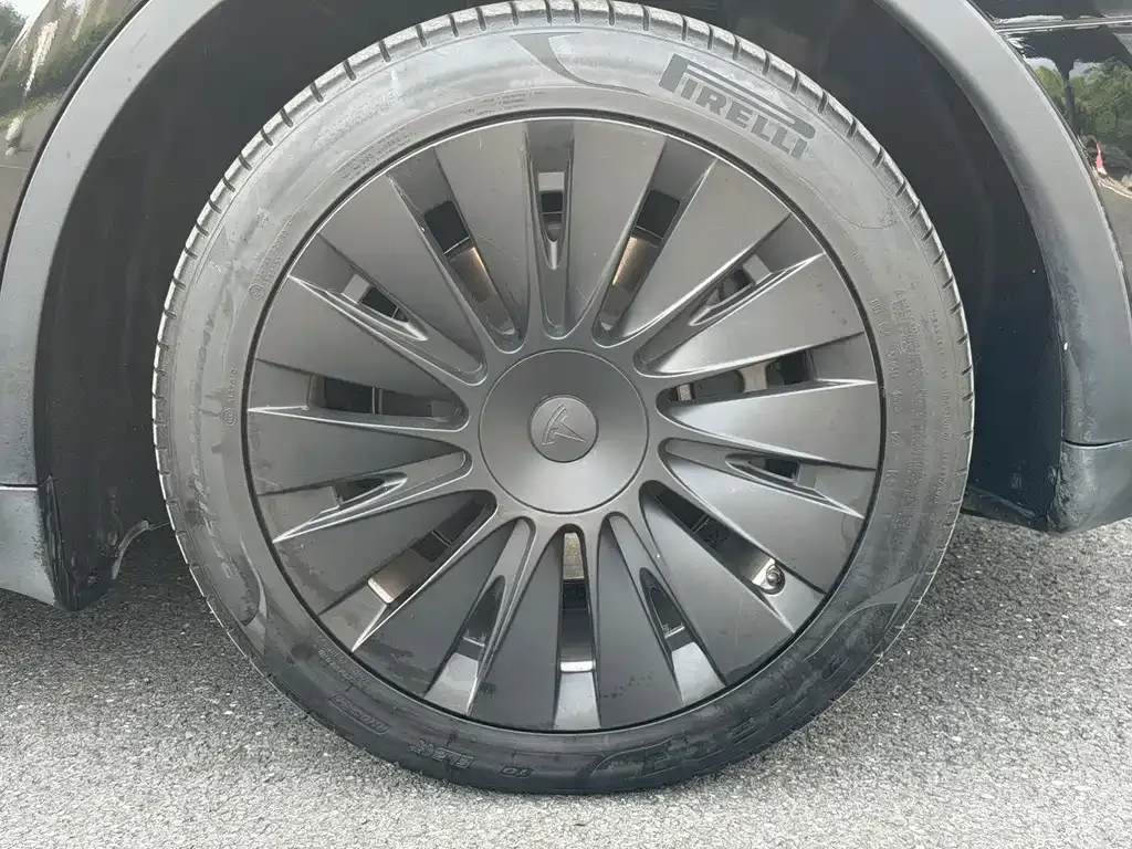 Tesla Model Y — фото 8