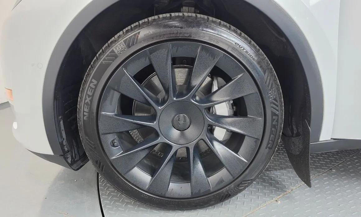 Tesla Model Y — фото 10