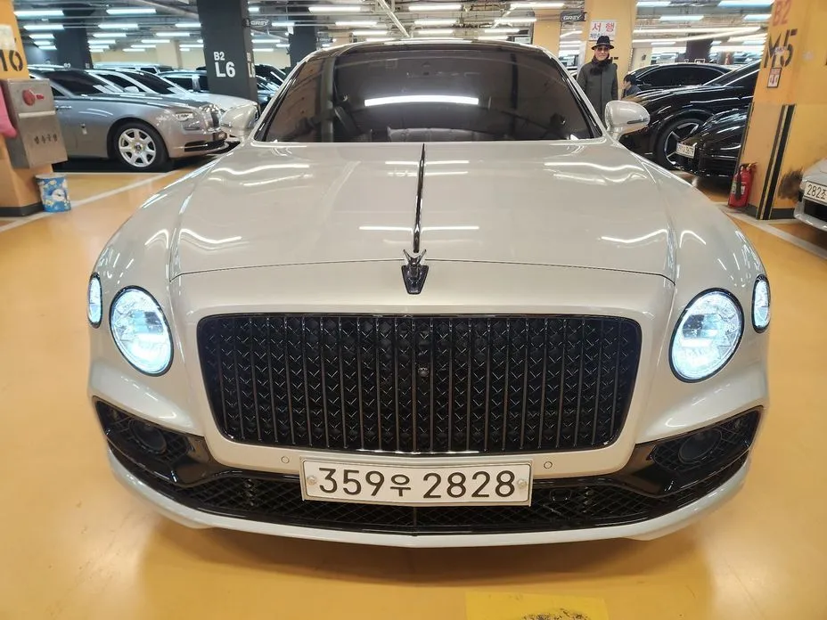 Bentley Flying Spur — фото 1