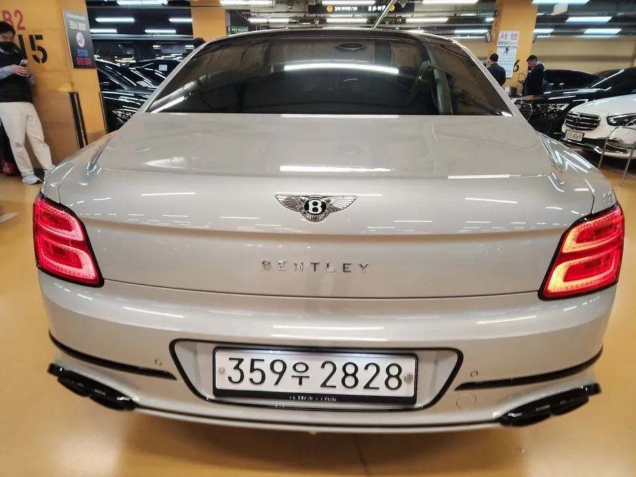 Bentley Flying Spur — фото 4