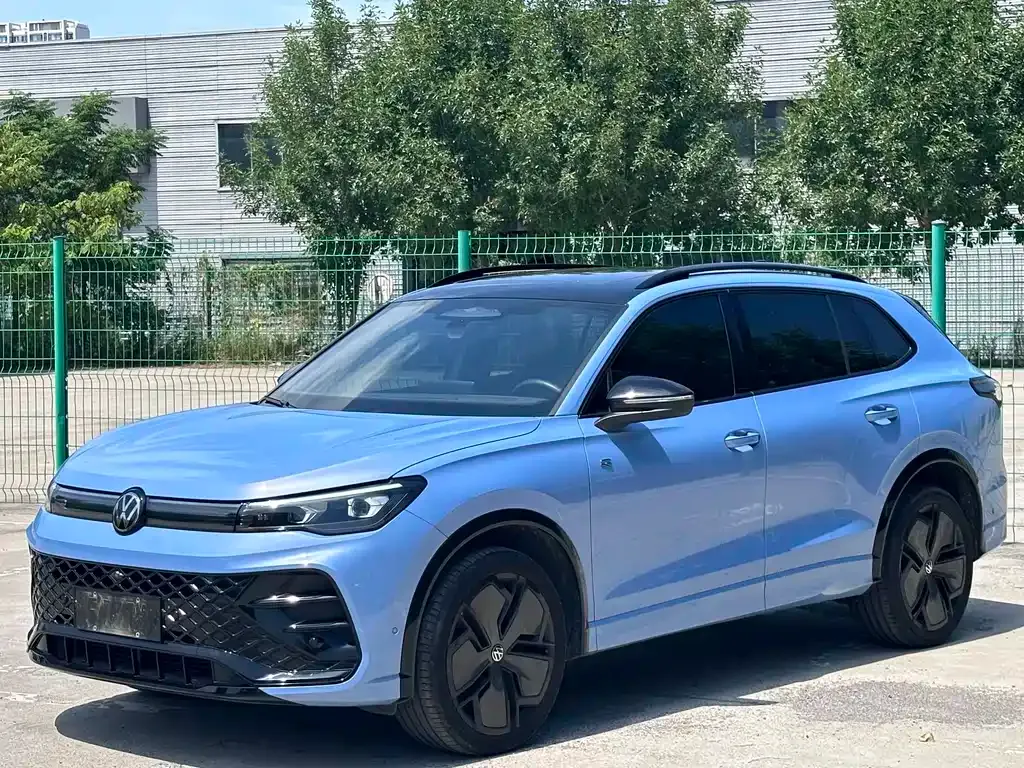 Volkswagen Tiguan L — фото 1