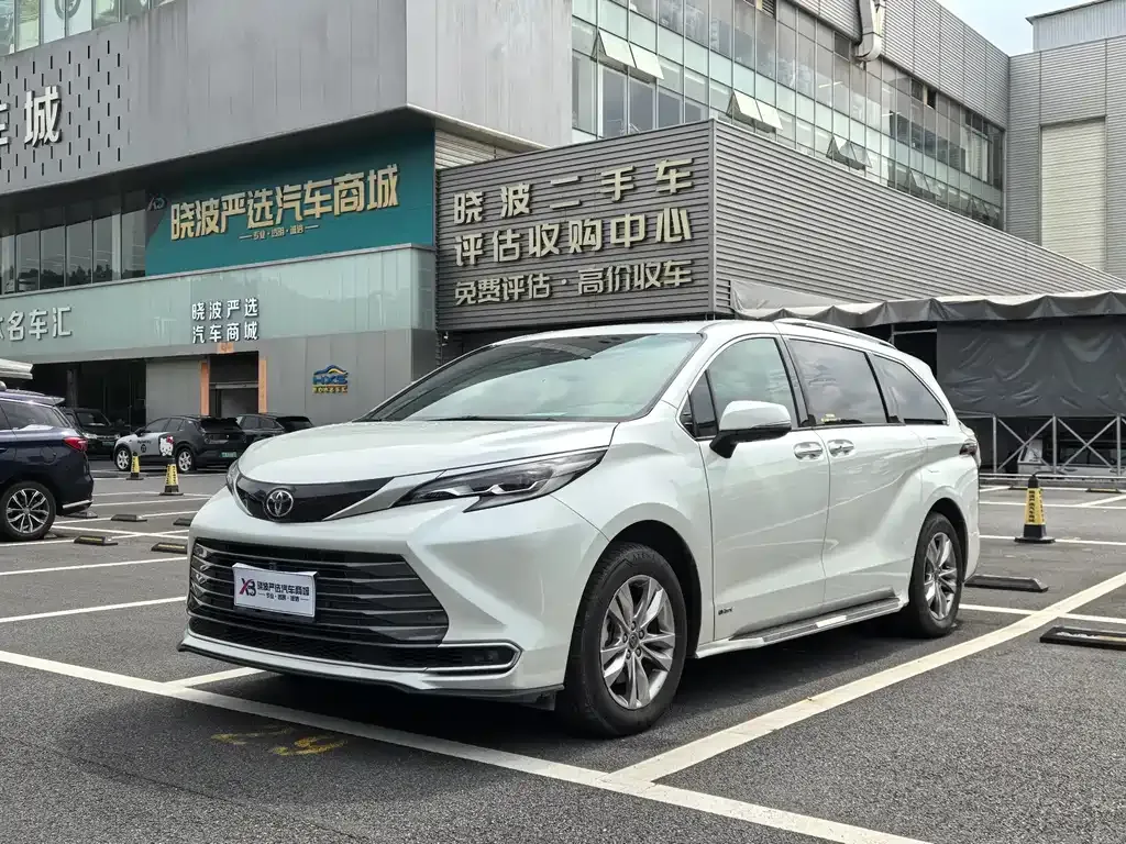 Toyota Sienna — фото 1