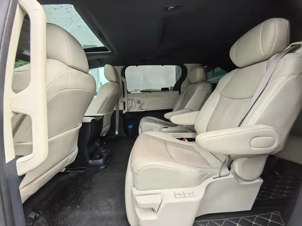 Toyota Sienna — фото 2