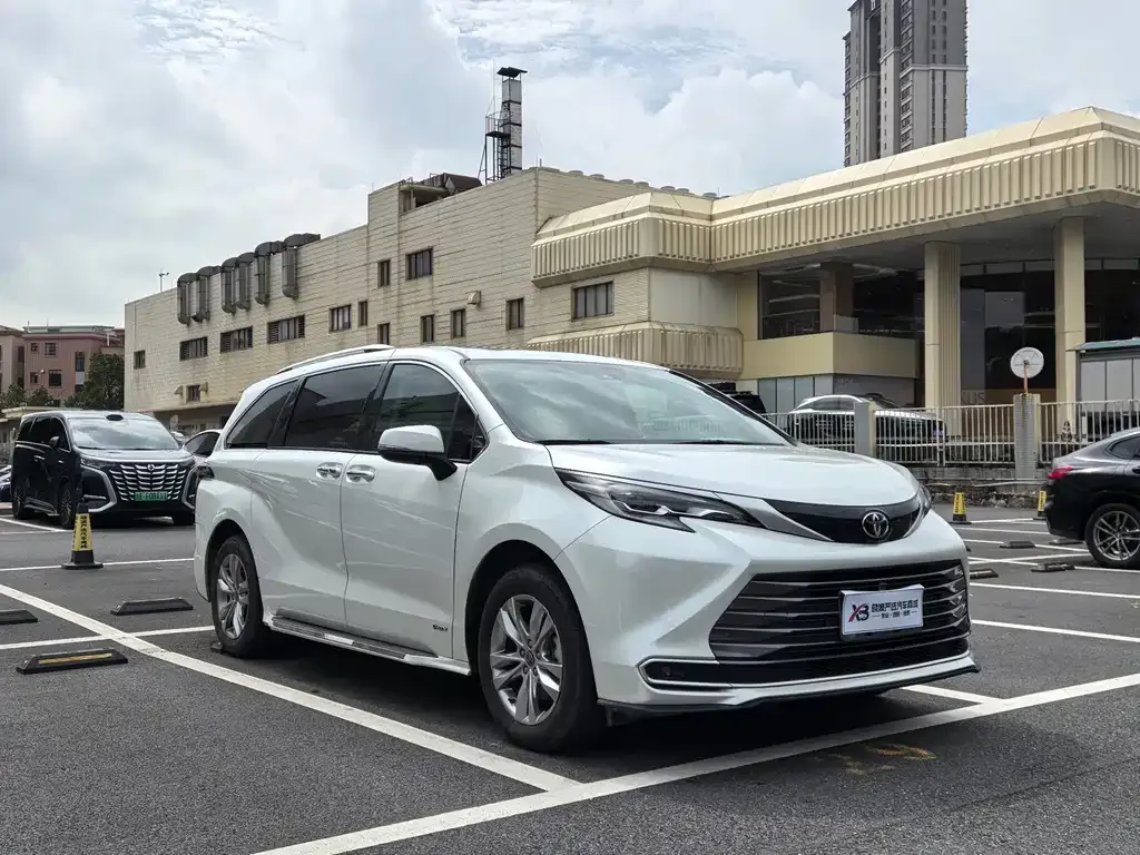 Toyota Sienna — фото 7