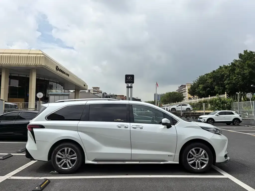 Toyota Sienna — фото 9