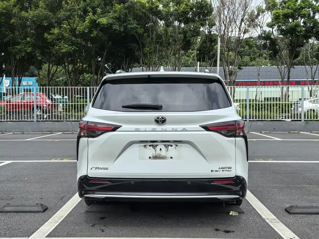 Toyota Sienna — фото 10