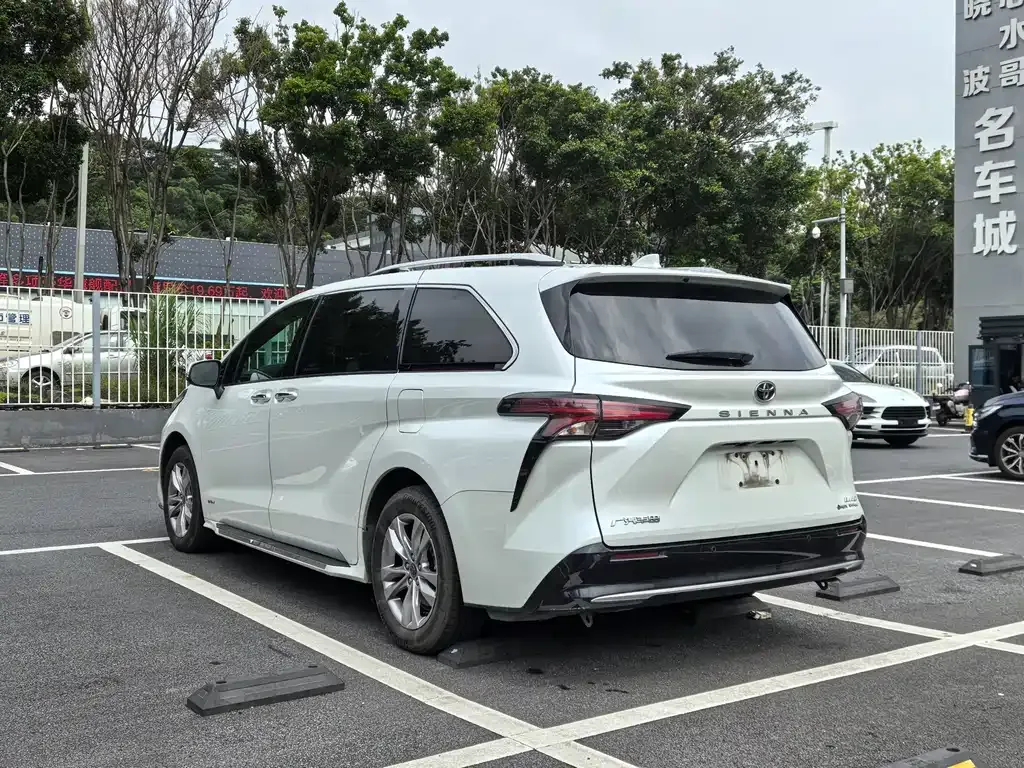 Toyota Sienna — фото 8