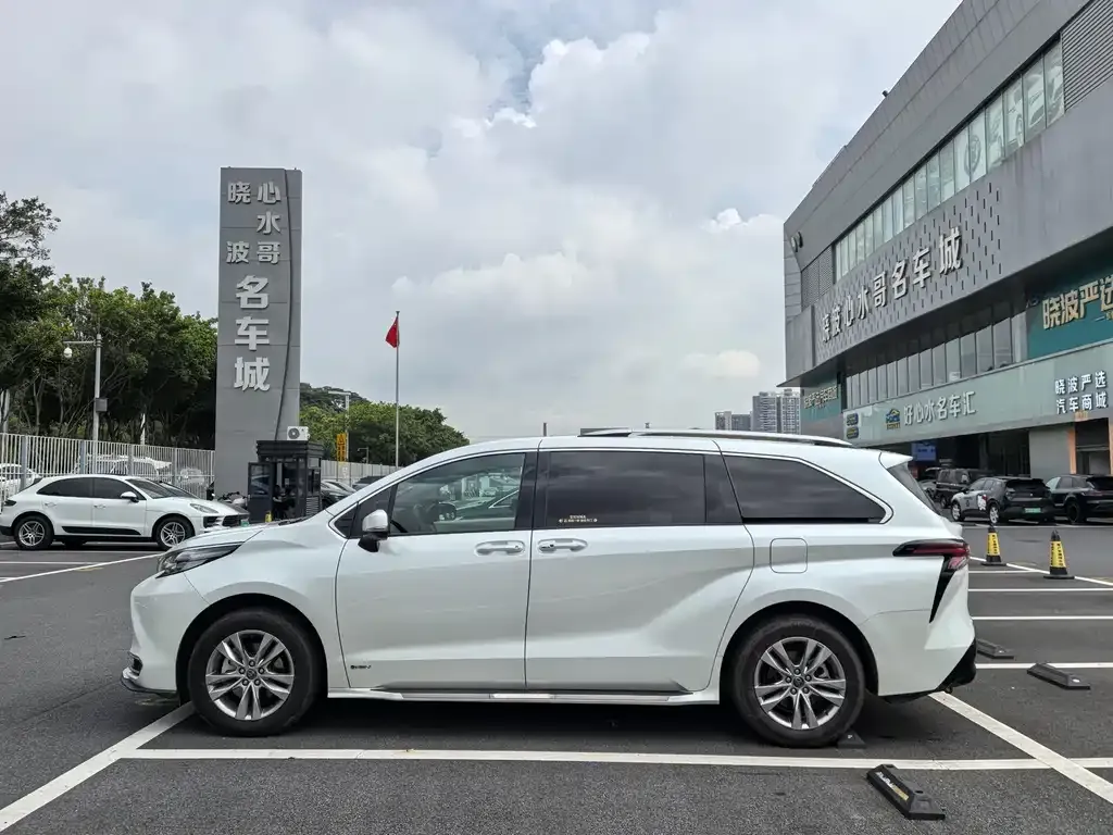 Toyota Sienna — фото 3