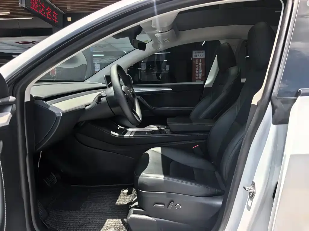 Tesla Model Y — фото 10