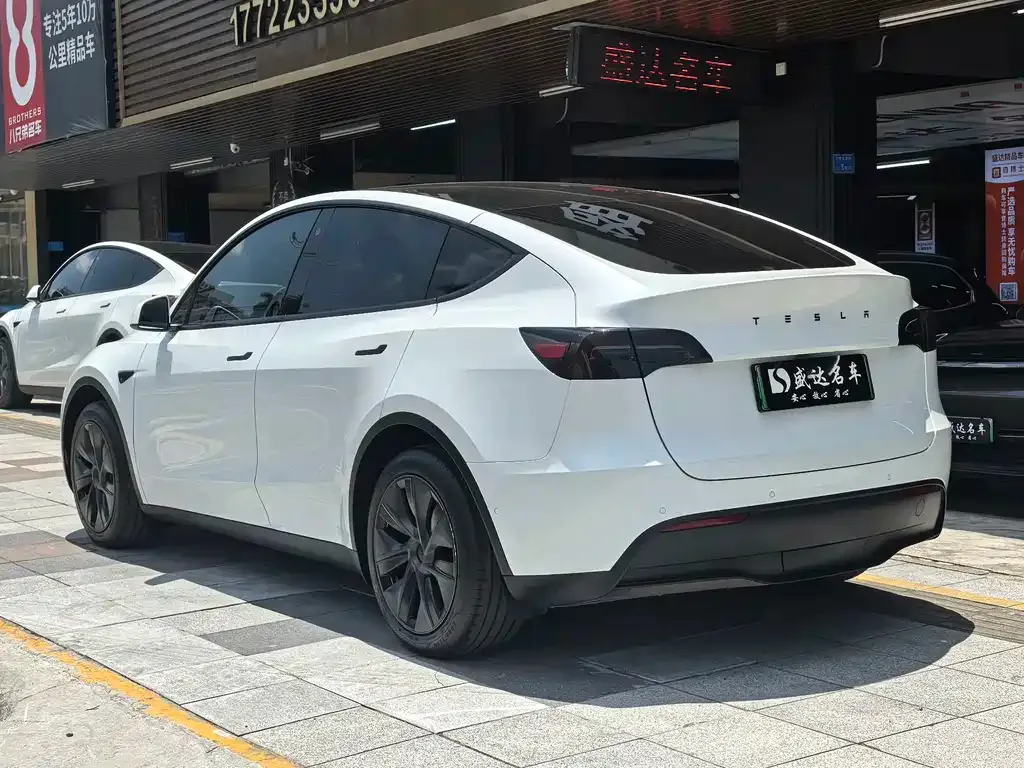 Tesla Model Y — фото 9