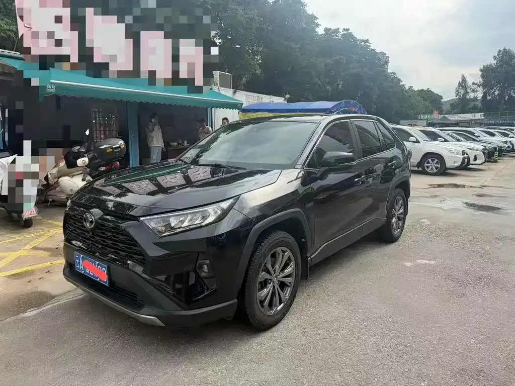 Toyota RAV4 — фото 1