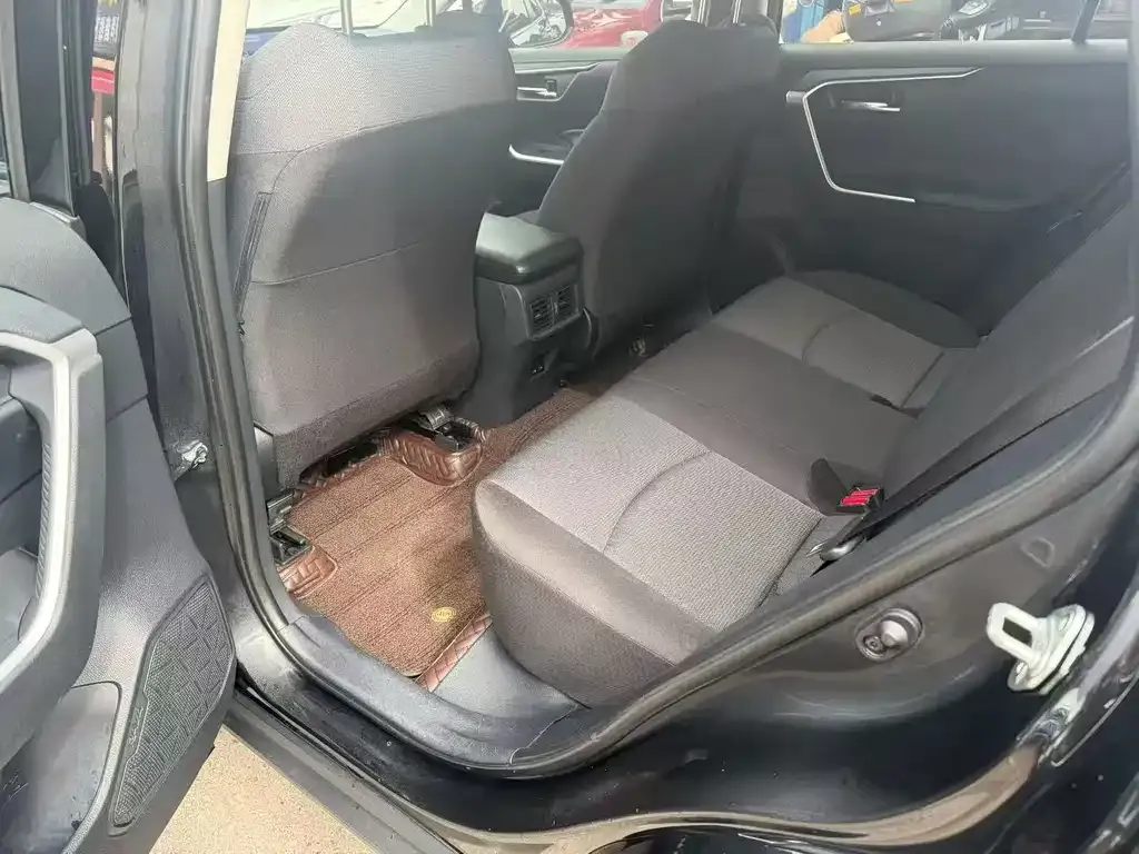 Toyota RAV4 — фото 5