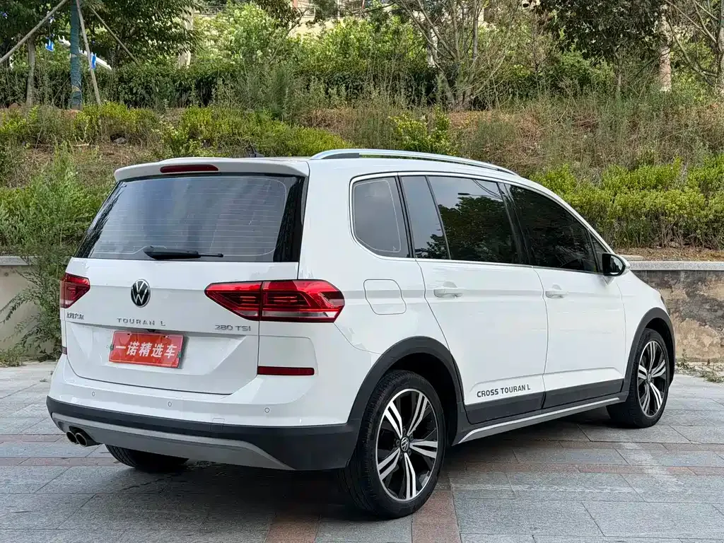 Volkswagen Touran — фото 10
