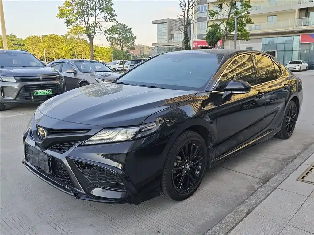 Toyota Camry — фото 1