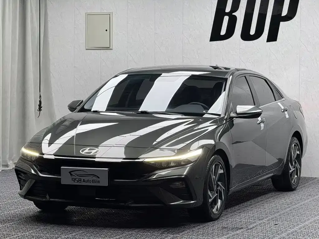 Hyundai Elantra — фото 1