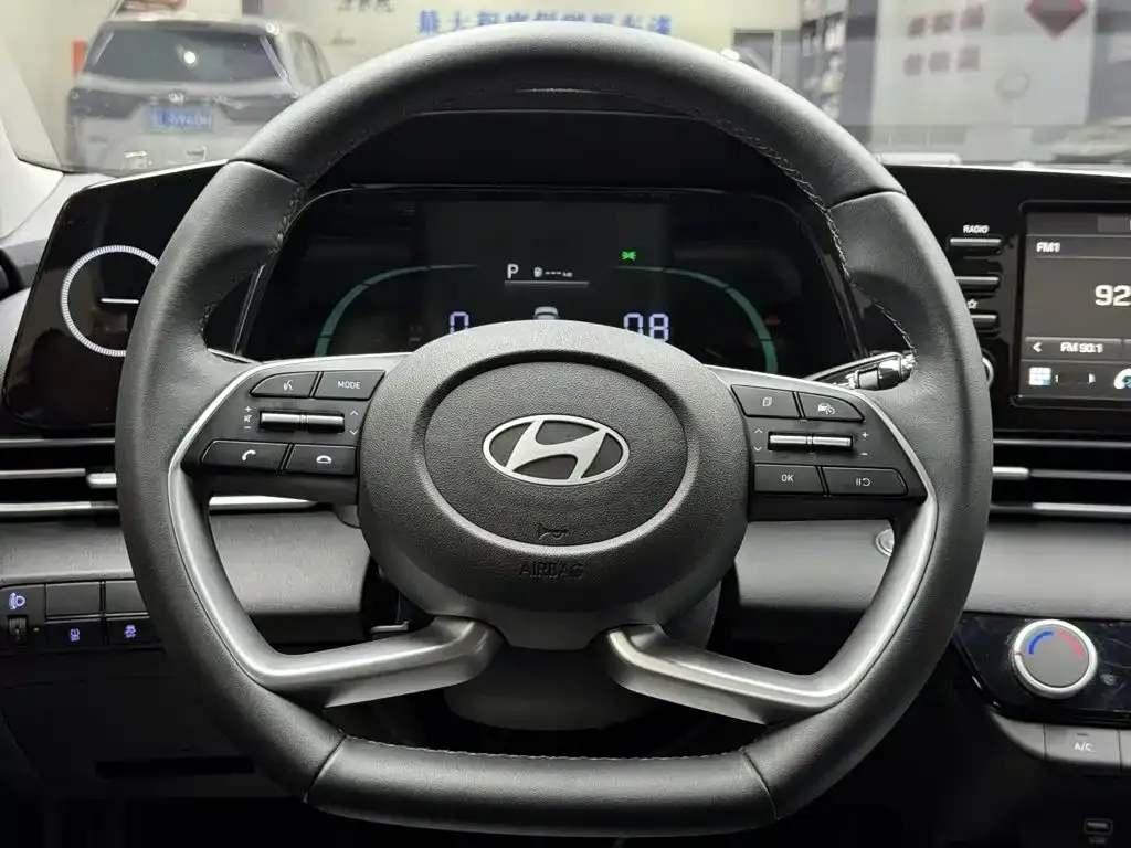 Hyundai Elantra — фото 3