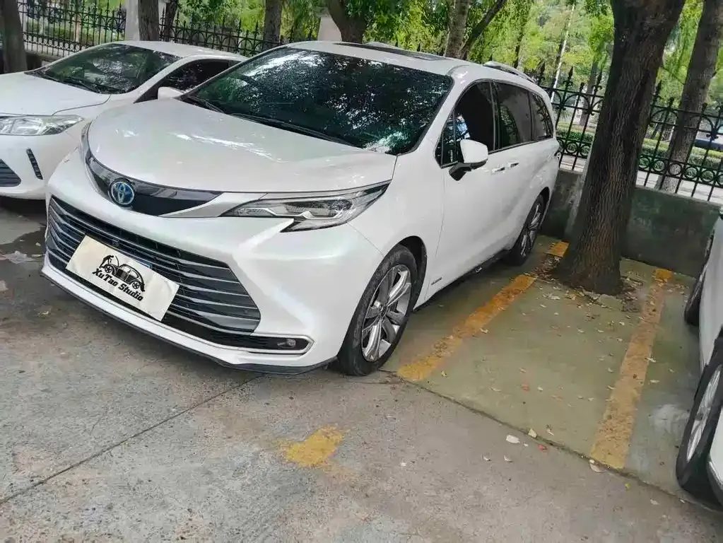 Toyota Sienna — фото 1