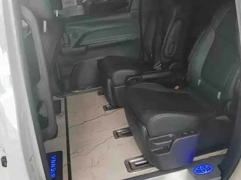 Toyota Sienna — фото 2