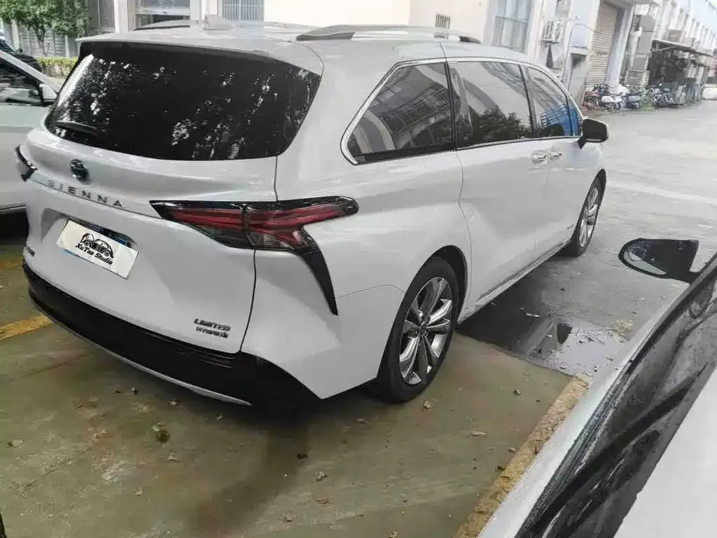 Toyota Sienna — фото 9