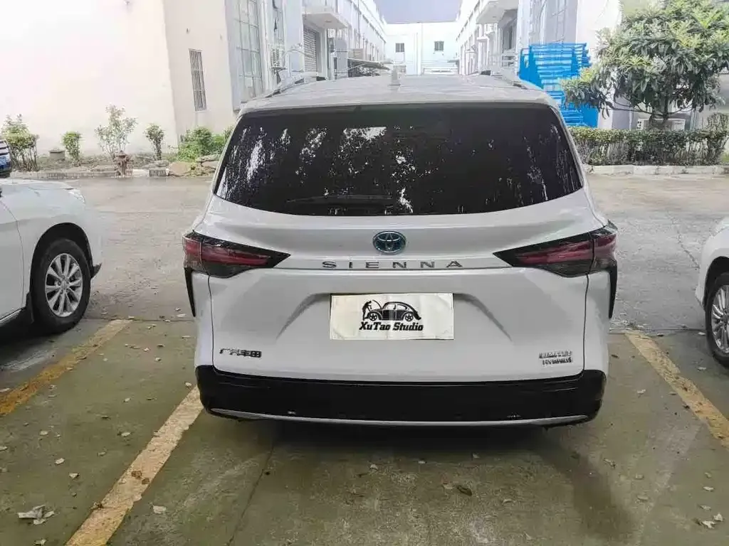Toyota Sienna — фото 3