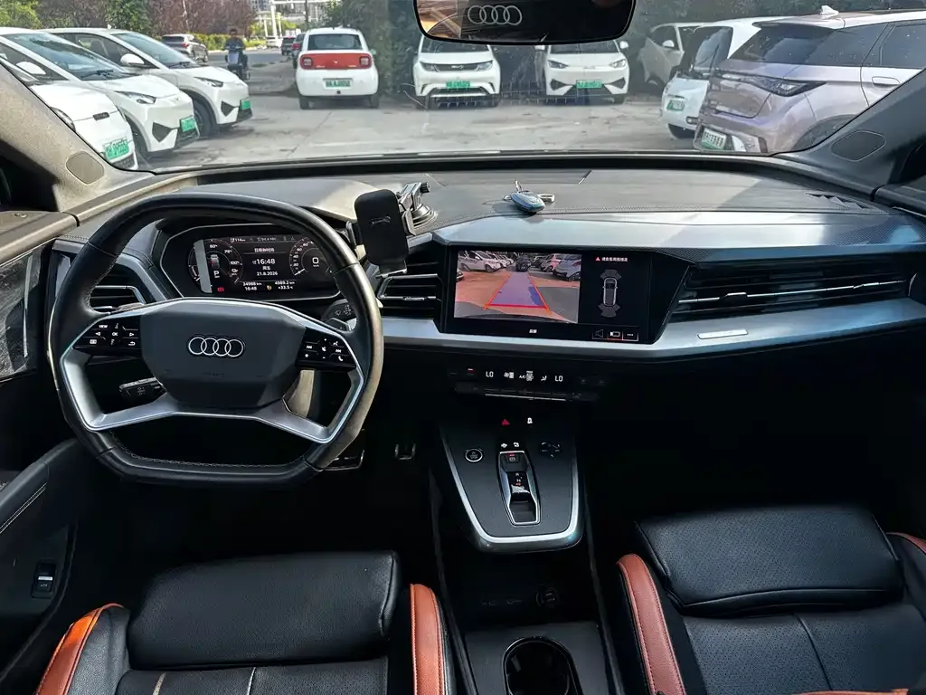 Audi Q4 e-tron — фото 2