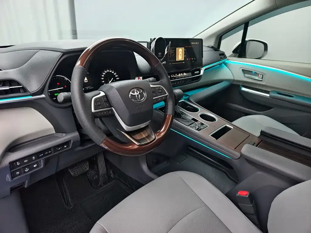 Toyota Granvia — фото 8