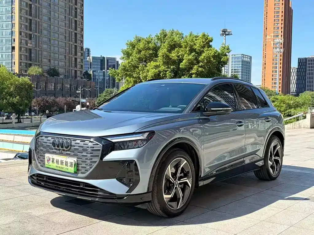 Audi Q4 e-tron — фото 1