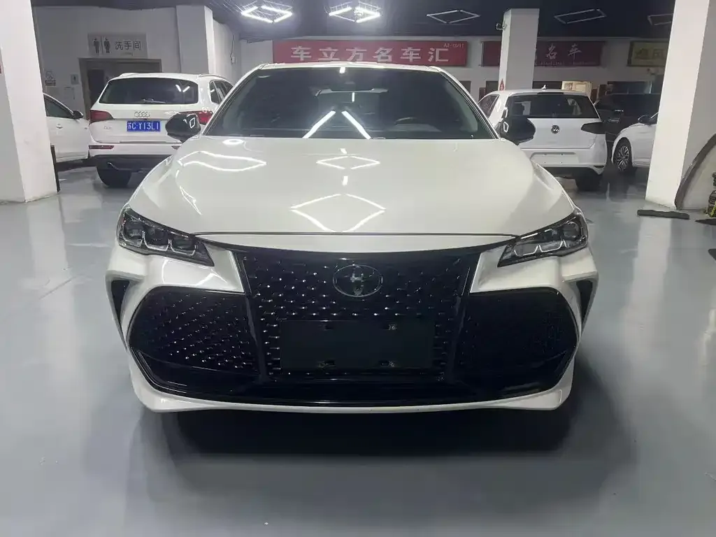 Toyota Avalon — фото 1