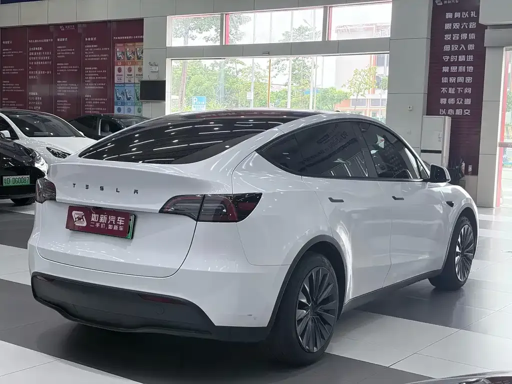 Tesla Model Y — фото 9