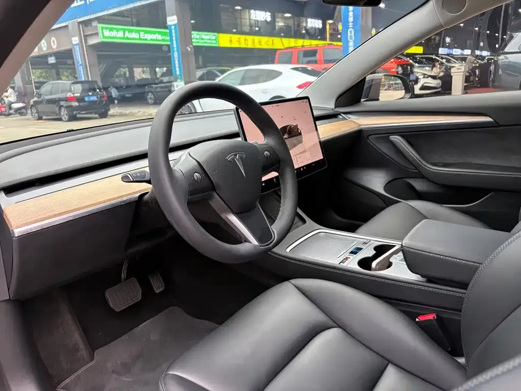 Tesla Model 3 — фото 7