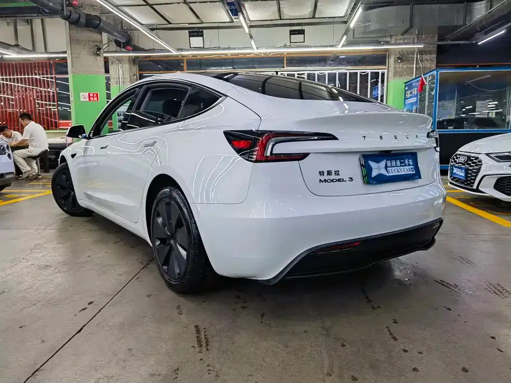 Tesla Model 3 — фото 10