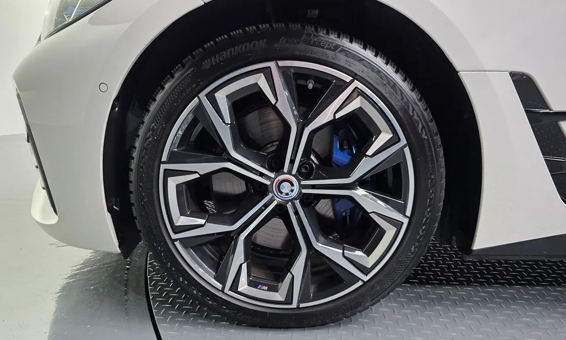 BMW i4 — фото 9