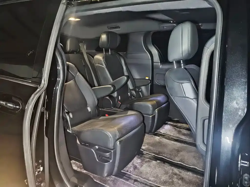 Toyota Sienna — фото 10