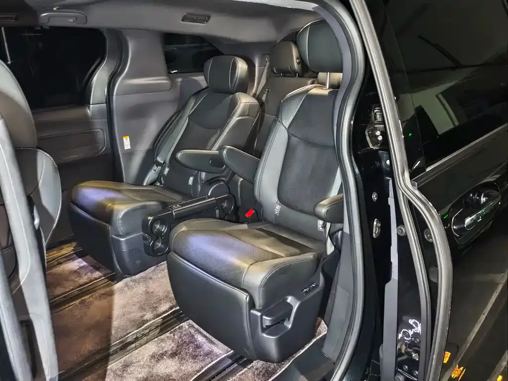 Toyota Sienna — фото 3