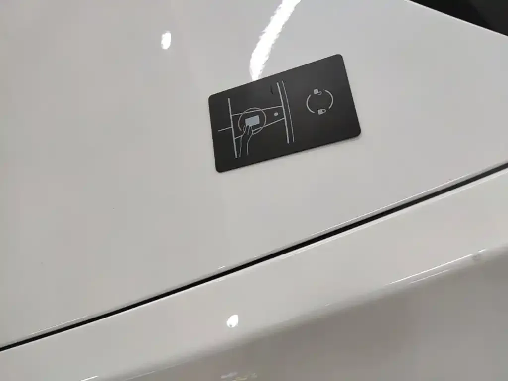 Tesla Model 3 — фото 9