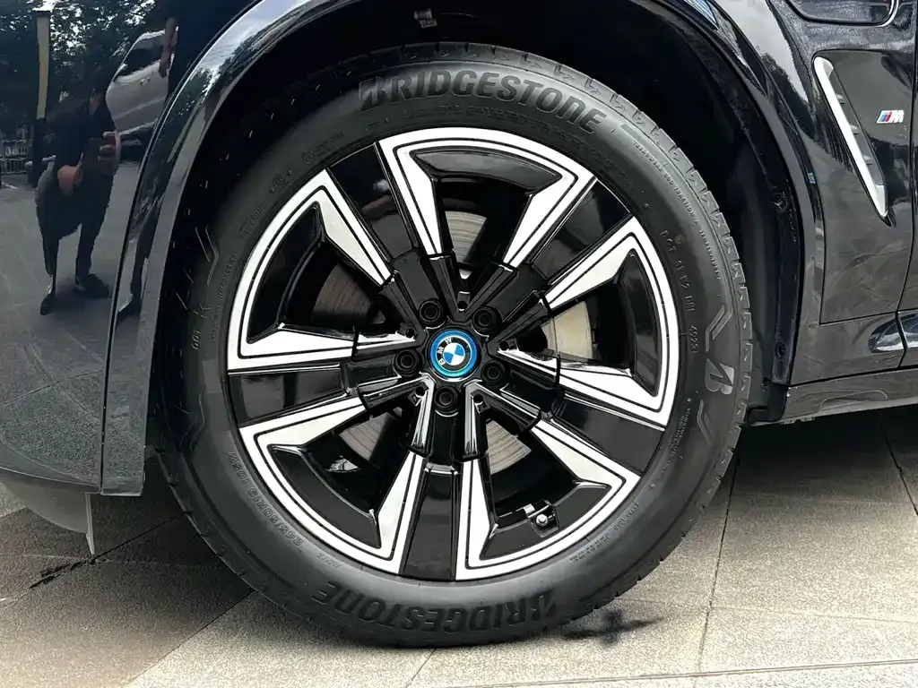 BMW iX3 — фото 10