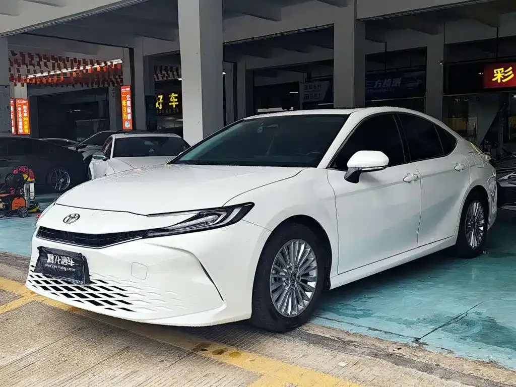 Toyota Camry — фото 1