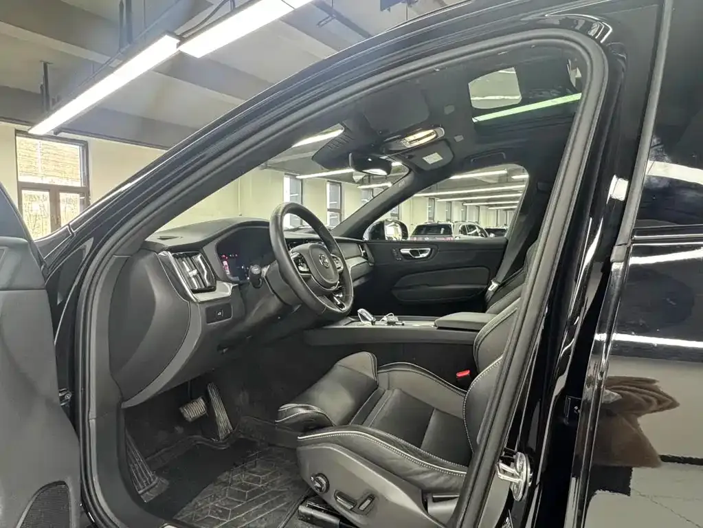 Volvo XC60 — фото 10