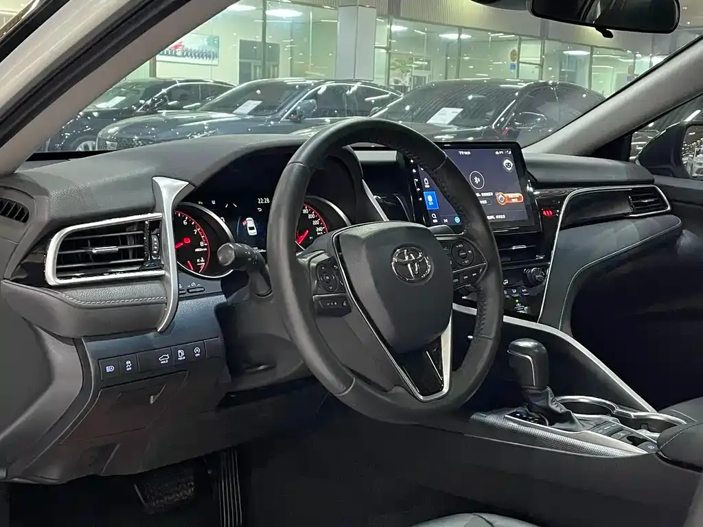 Toyota Camry — фото 2
