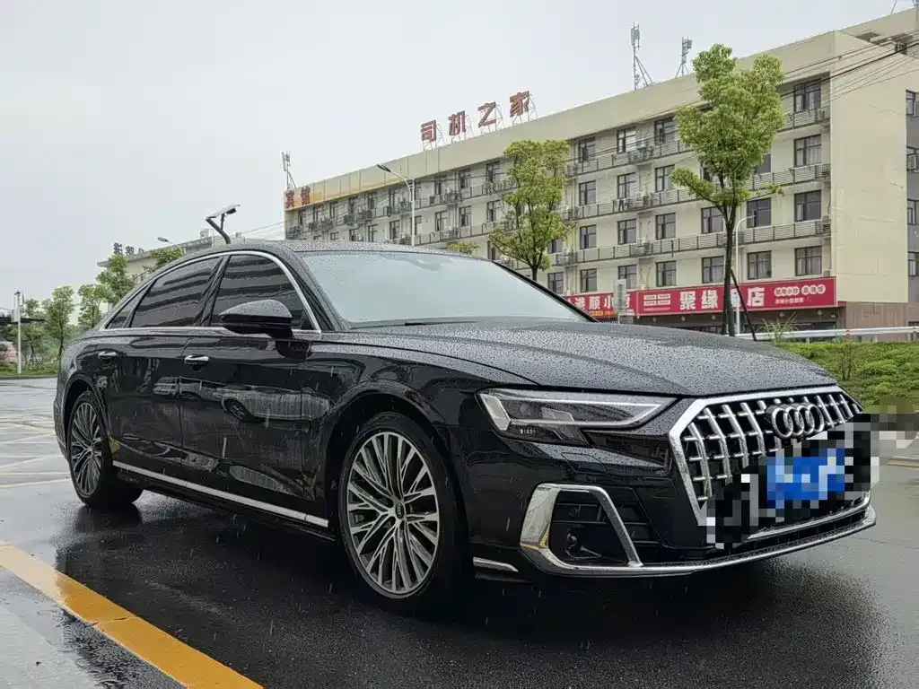 Audi A8 — фото 1