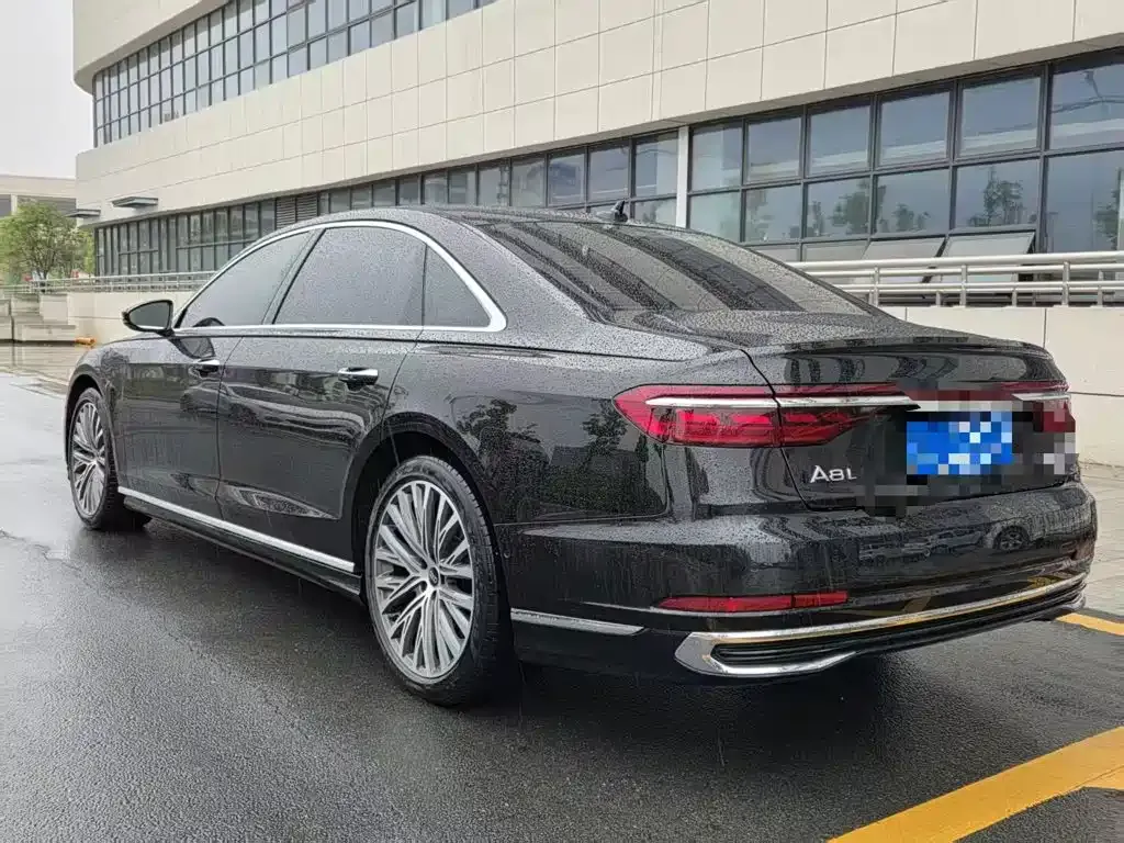 Audi A8 — фото 2