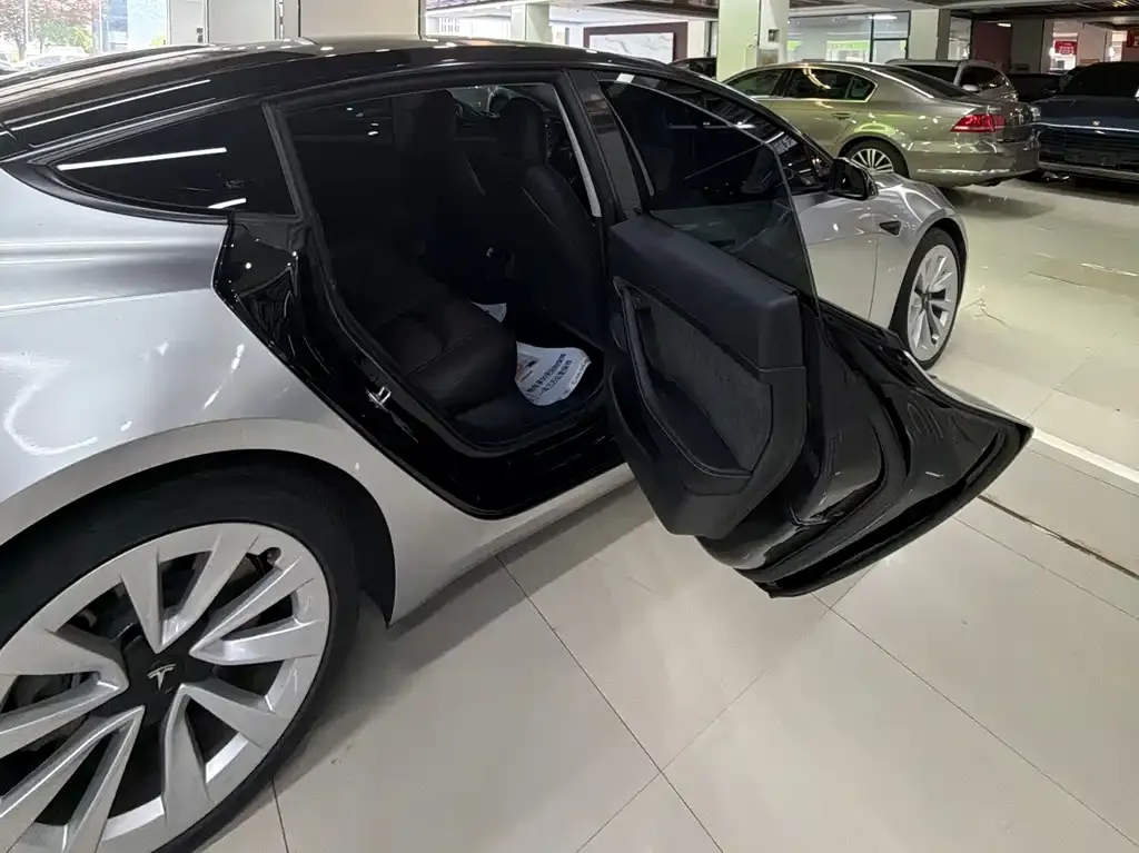 Tesla Model 3 — фото 5