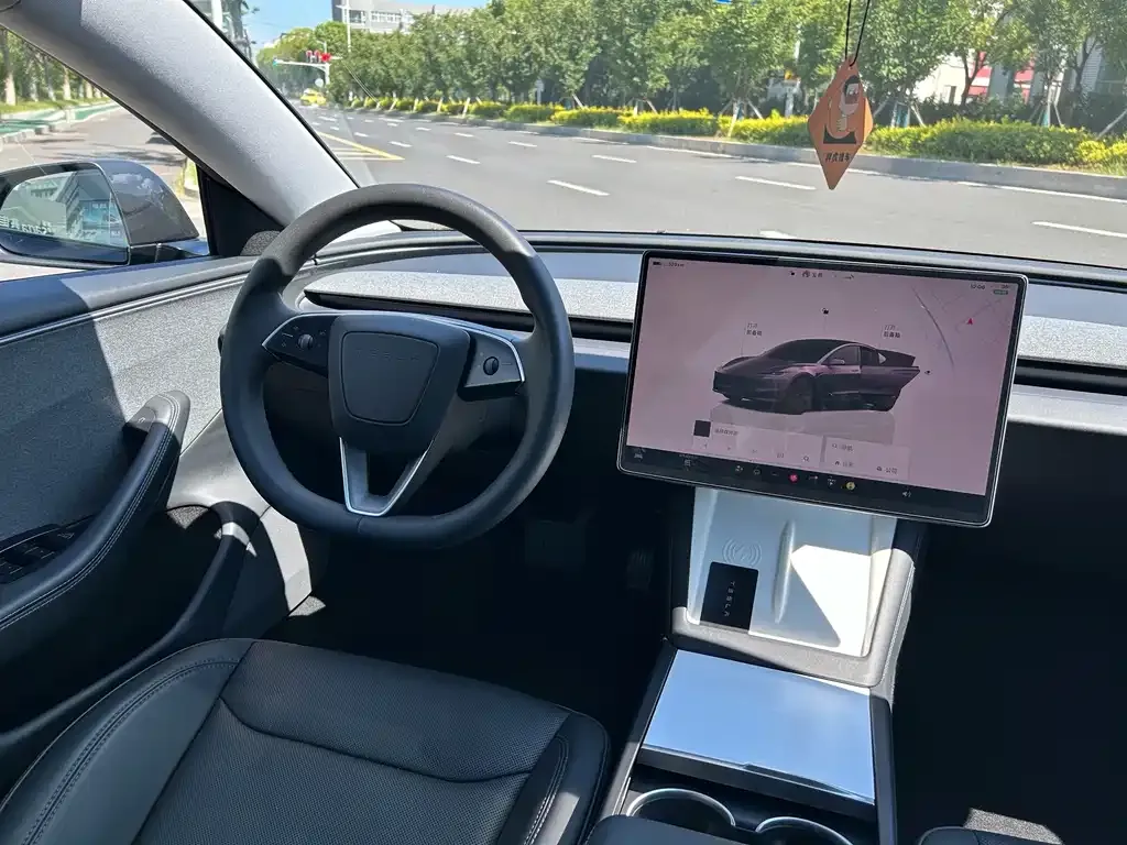 Tesla Model 3 — фото 4