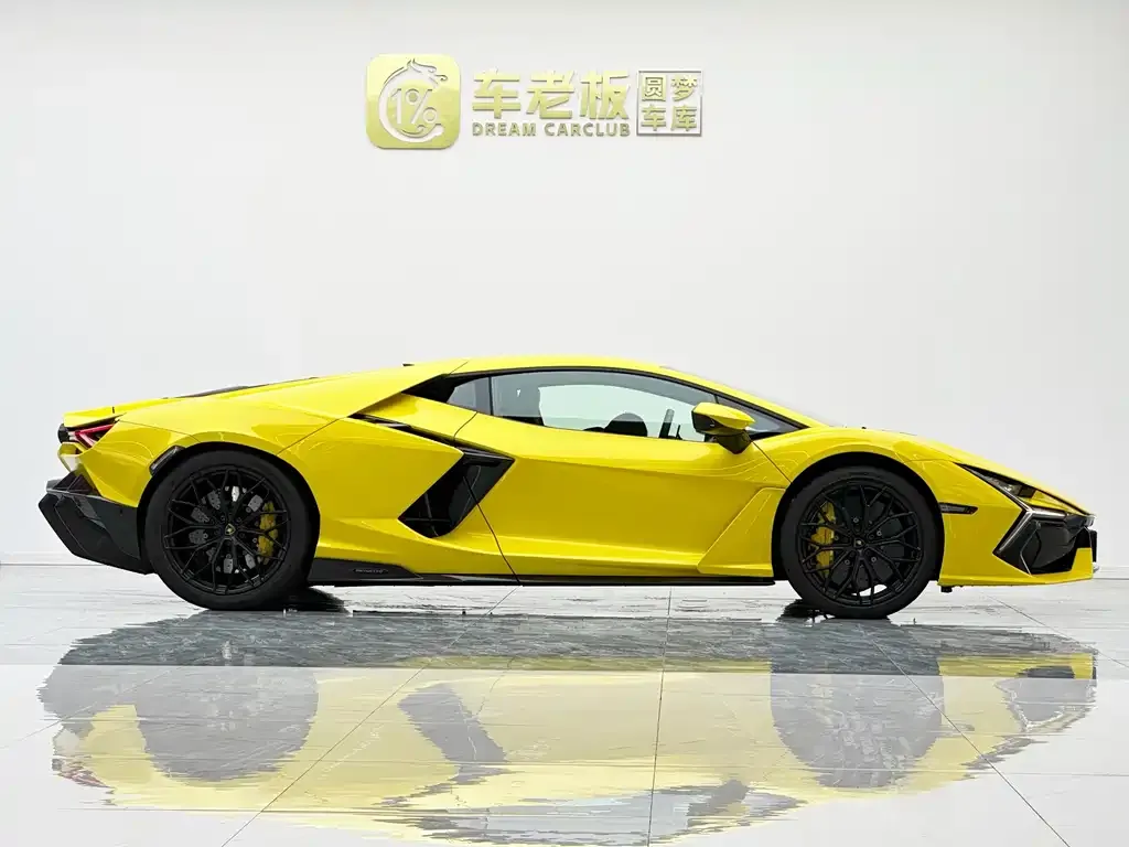 Lamborghini Revuelto — фото 10