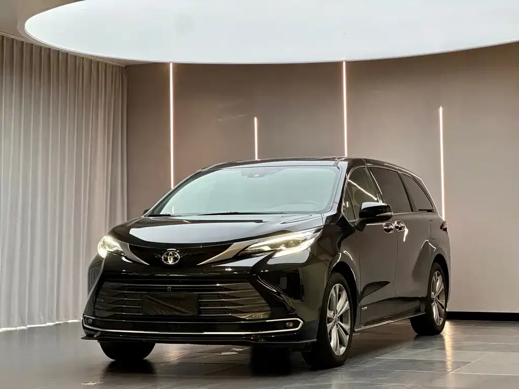 Toyota Sienna — фото 1