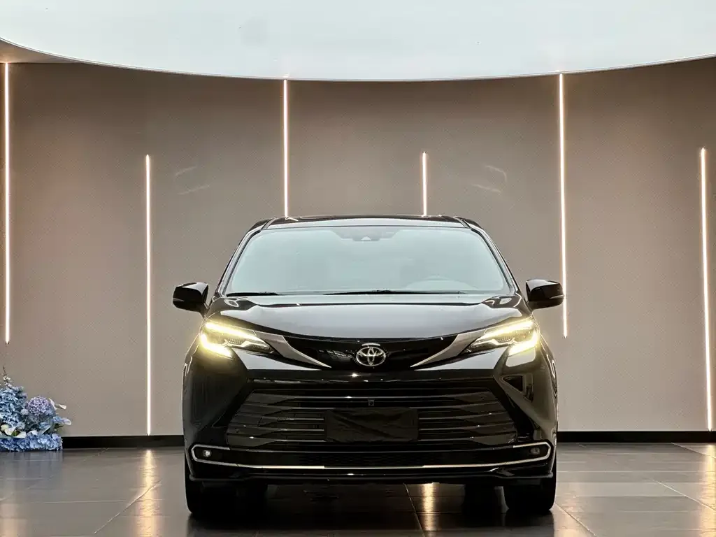Toyota Sienna — фото 10