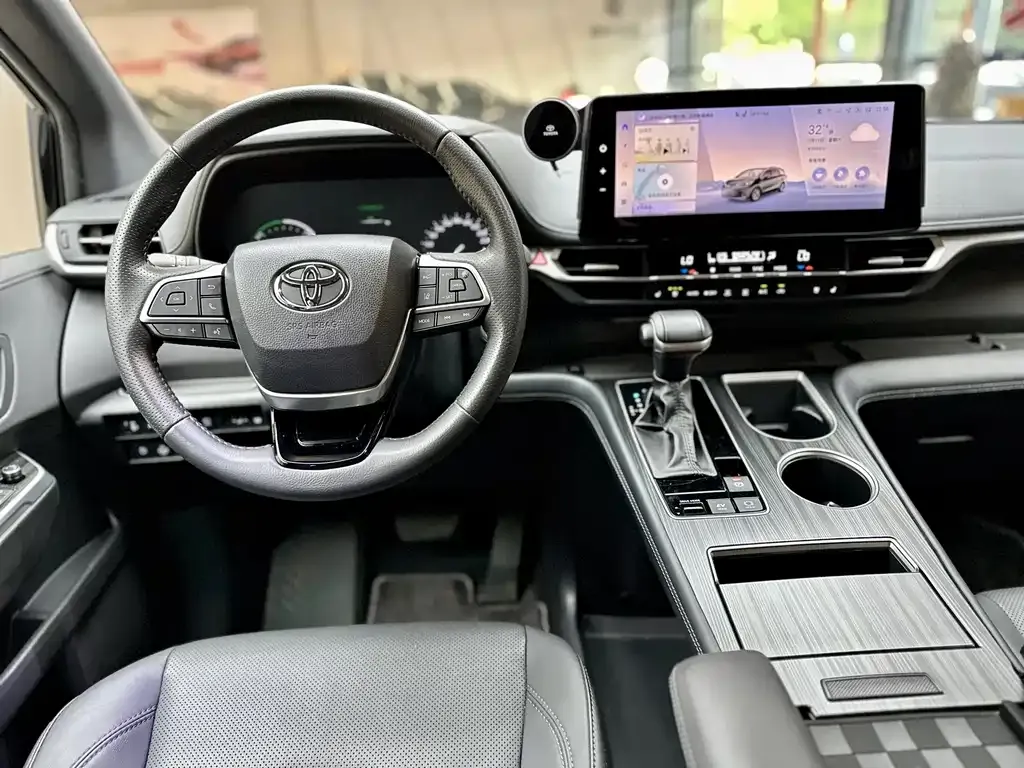Toyota Sienna — фото 9